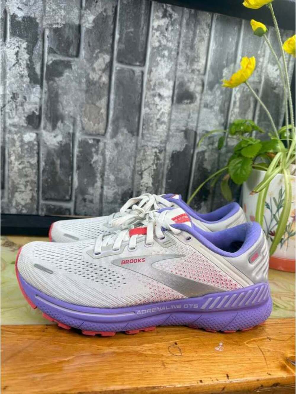Brooks Adrenaline GTS 22 Women’s Size 9 White Purple Pink Running Shoes